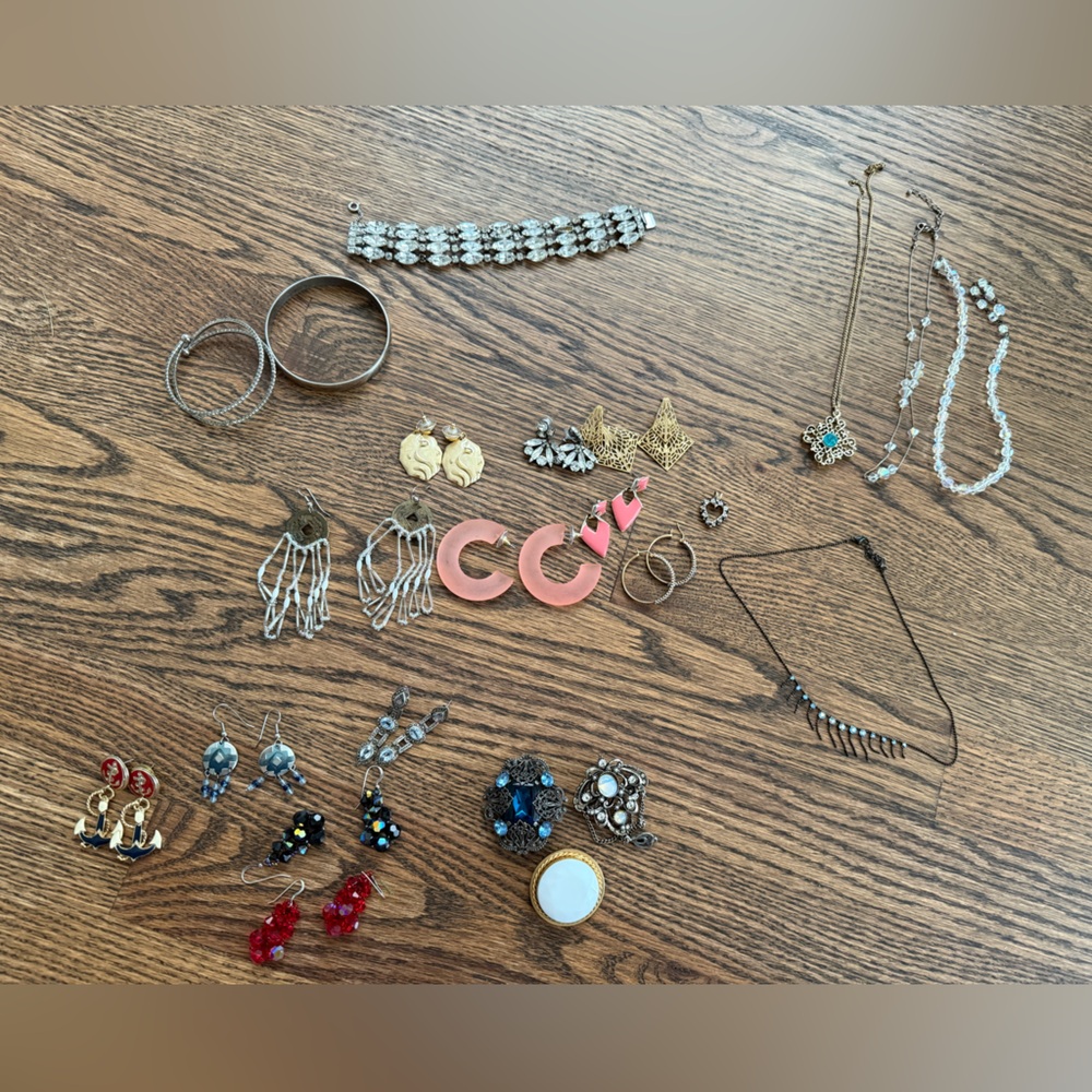Lot of vintage jewelry